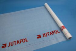Parozábrana JUTA JUTAFOL D 140 SPECIAL (75 m2/bal) - Nízkoparopropustná podstřešní fólie sloužící k ochraně podkrovních prostor a tepelných izolací. Fólie je určena pro větrané nebedněné střešní systémy. Tento výrobek se řadí do skupiny nekontaktních, proto nesmí být v kontaktu s bedněním ani s tepelnou izolací.